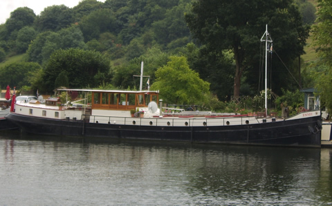 Esme at Cookham on the Thames 2009, photo courtesy Jilly Cullen